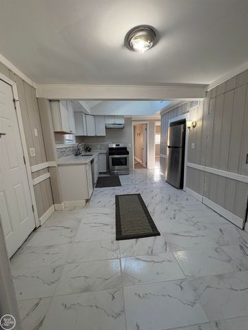 21700 Elizabeth Street, St Clair Shores, MI 48080