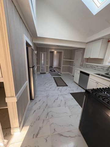 21700 Elizabeth Street, St Clair Shores, MI 48080