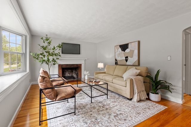 10 Walnut Road, Chelmsford, MA 01824