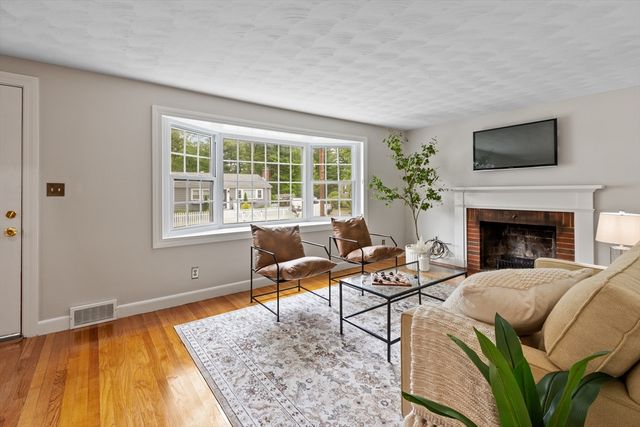 10 Walnut Road, Chelmsford, MA 01824