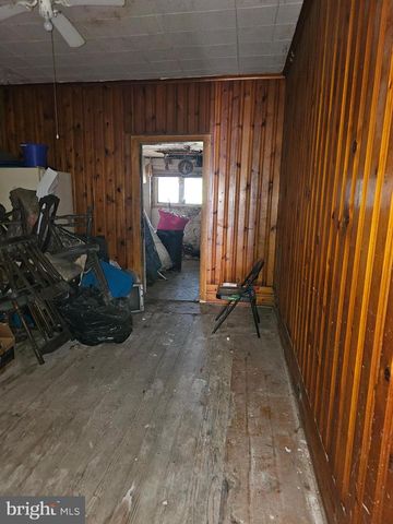 1033 E CENTRE ST, Mahanoy City, PA 17948