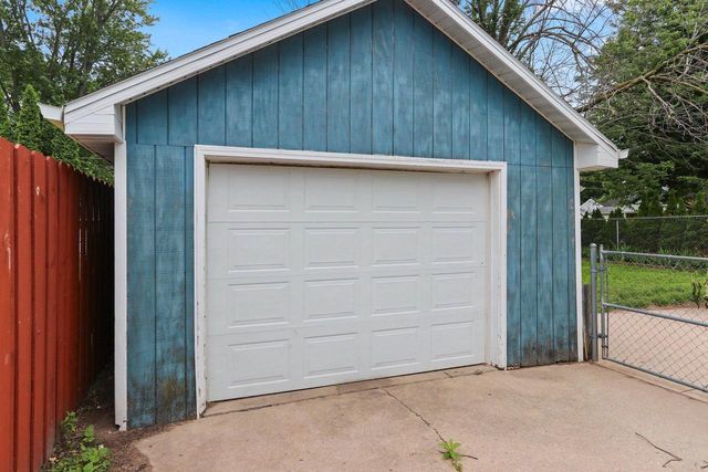 1858 EASTMAN AVENUE, Green Bay, WI 54302