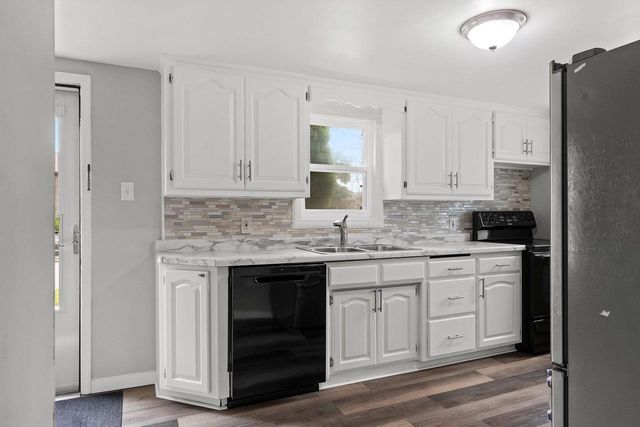 1858 EASTMAN AVENUE, Green Bay, WI 54302