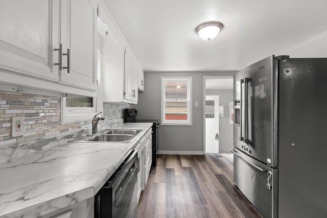 1858 EASTMAN AVENUE, Green Bay, WI 54302