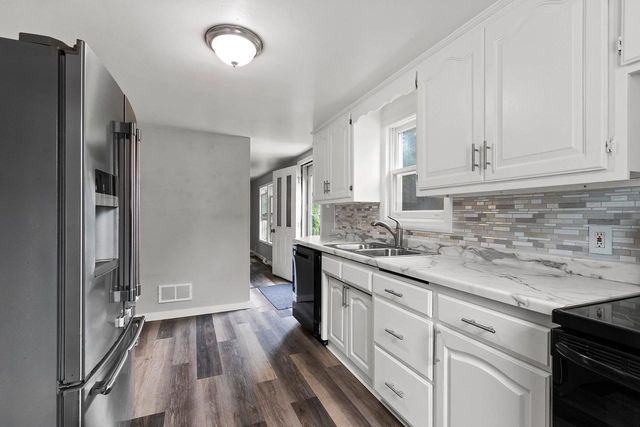 1858 EASTMAN AVENUE, Green Bay, WI 54302