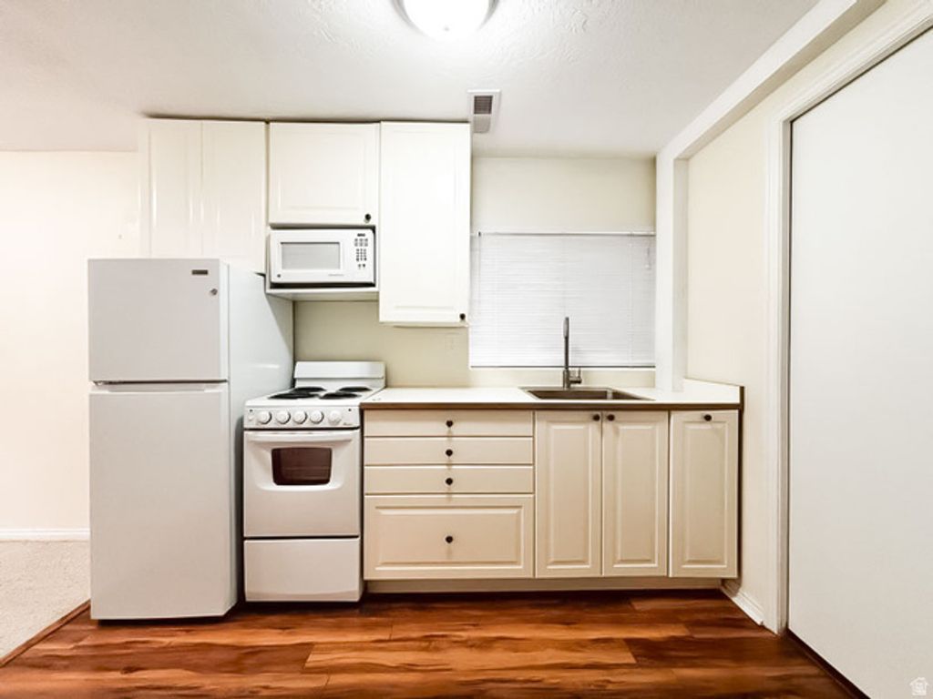 Image 19 of property listing at 3132 E NORDIC DR, Cottonwood Heights, UT 84093