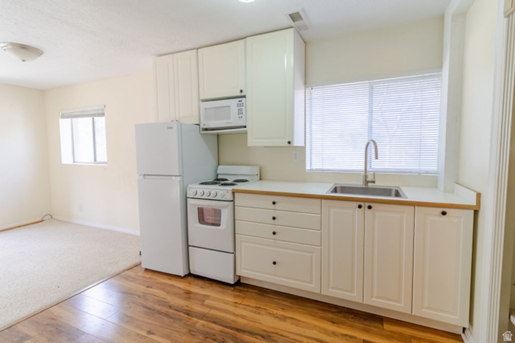 Image 20 of property listing at 3132 E NORDIC DR, Cottonwood Heights, UT 84093