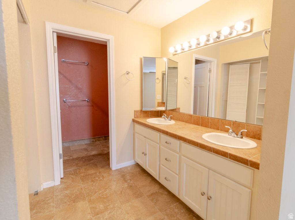 Image 9 of property listing at 3132 E NORDIC DR, Cottonwood Heights, UT 84093