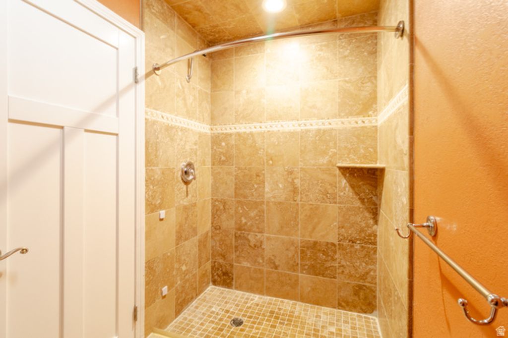 Image 10 of property listing at 3132 E NORDIC DR, Cottonwood Heights, UT 84093