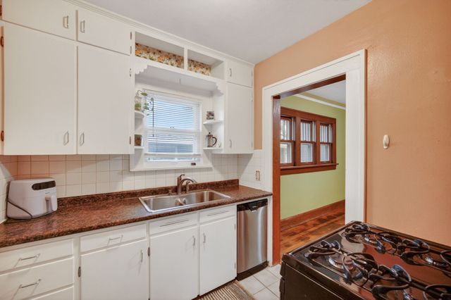 855 41st Street, Des Moines, IA 50312
