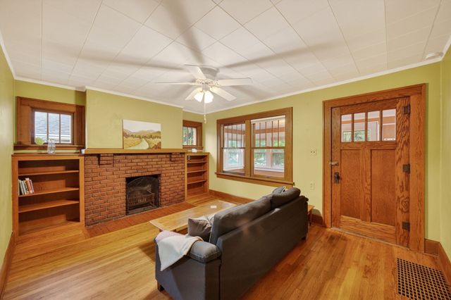 855 41st Street, Des Moines, IA 50312