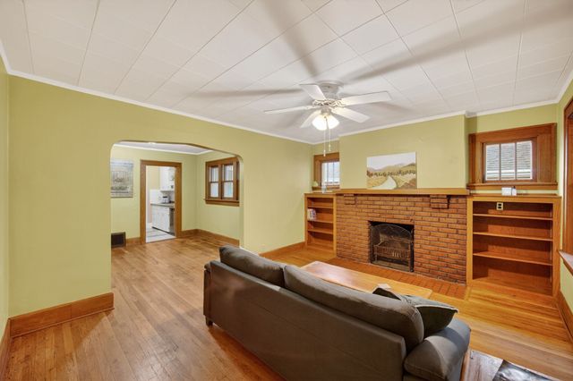 855 41st Street, Des Moines, IA 50312