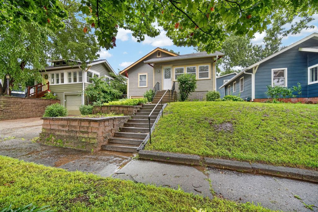 855 41st Street, Des Moines, IA 50312