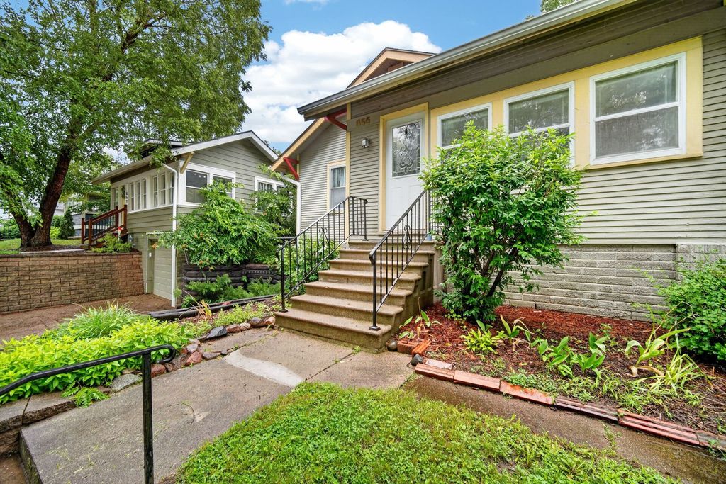 855 41st Street, Des Moines, IA 50312