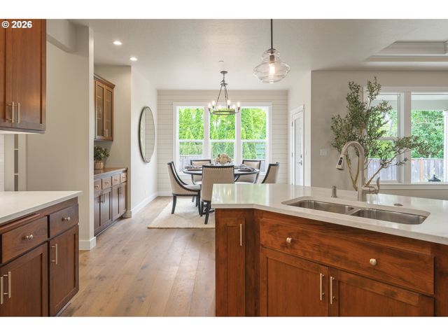 2301 OAKWAY Ter, Eugene, OR 97401