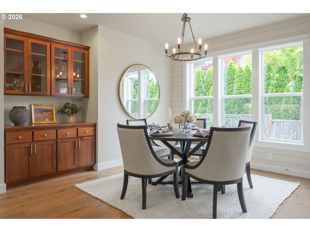 2301 OAKWAY Ter, Eugene, OR 97401