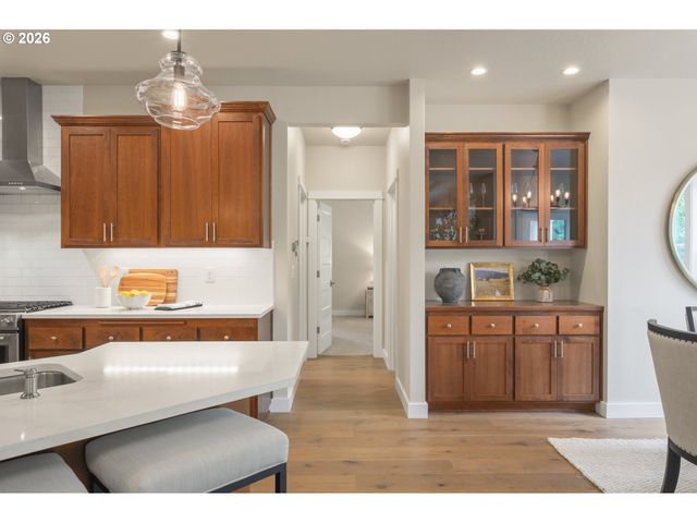 2301 OAKWAY Ter, Eugene, OR 97401