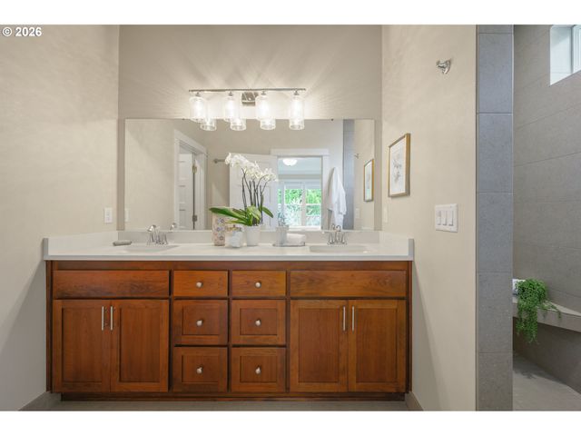 2301 OAKWAY Ter, Eugene, OR 97401