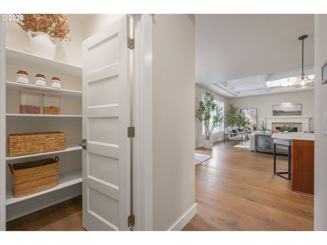 2301 OAKWAY Ter, Eugene, OR 97401