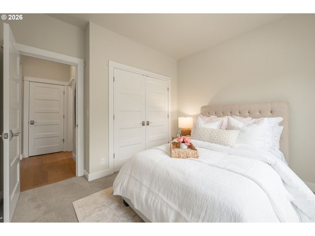 2301 OAKWAY Ter, Eugene, OR 97401