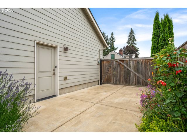 2301 OAKWAY Ter, Eugene, OR 97401