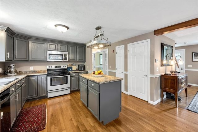 53 Thornberry Cir, Mashpee, MA 02649