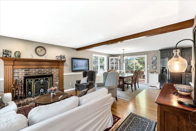 53 Thornberry Cir, Mashpee, MA 02649