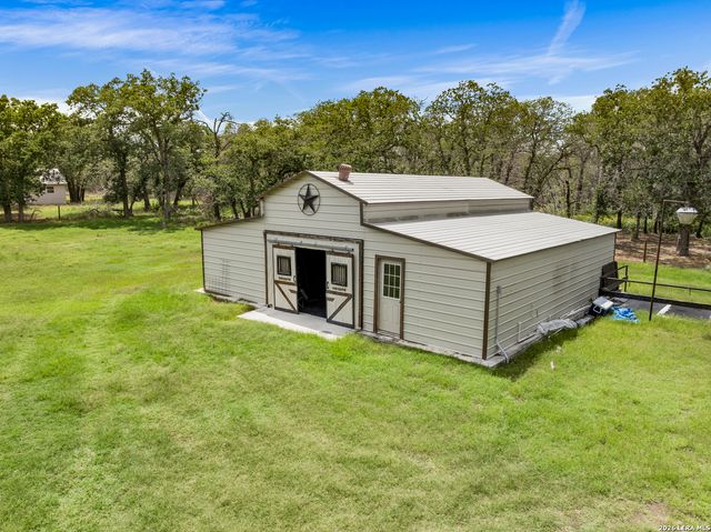 1882 DEER TRL, Floresville, TX 78114