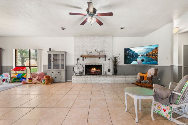 1882 DEER TRL, Floresville, TX 78114
