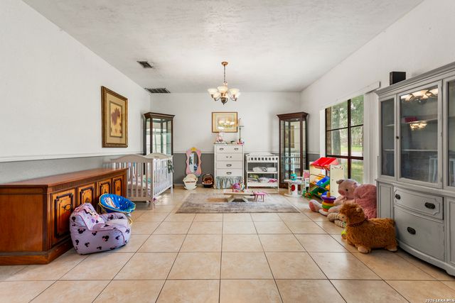 1882 DEER TRL, Floresville, TX 78114