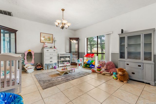 1882 DEER TRL, Floresville, TX 78114