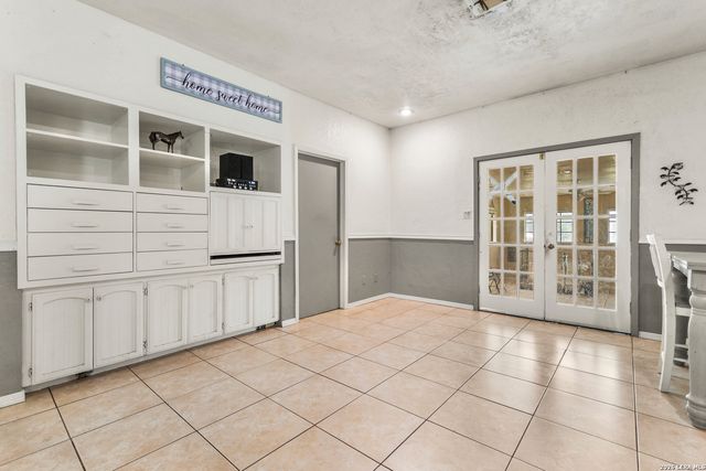 1882 DEER TRL, Floresville, TX 78114