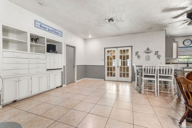 1882 DEER TRL, Floresville, TX 78114