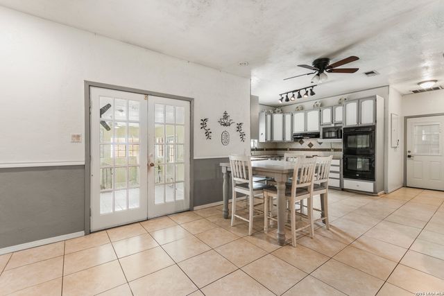 1882 DEER TRL, Floresville, TX 78114