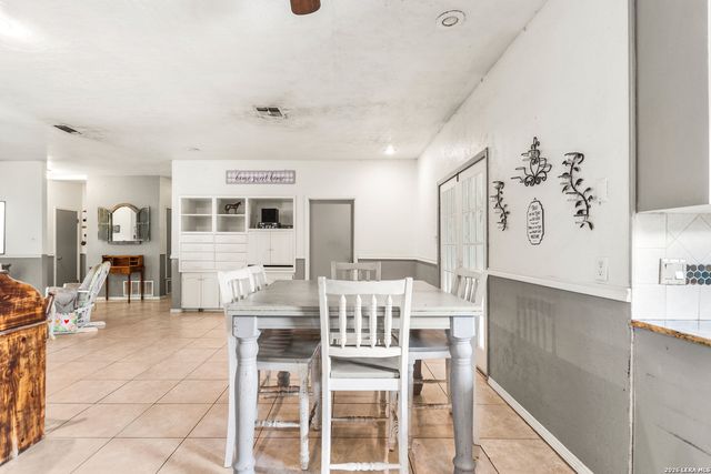 1882 DEER TRL, Floresville, TX 78114