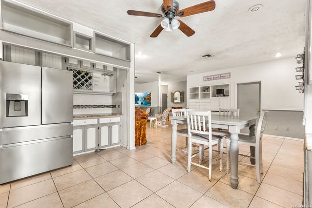 1882 DEER TRL, Floresville, TX 78114
