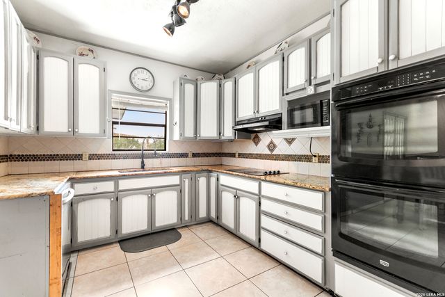 1882 DEER TRL, Floresville, TX 78114