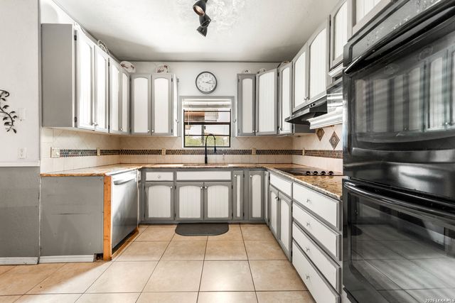 1882 DEER TRL, Floresville, TX 78114