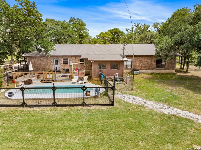 1882 DEER TRL, Floresville, TX 78114