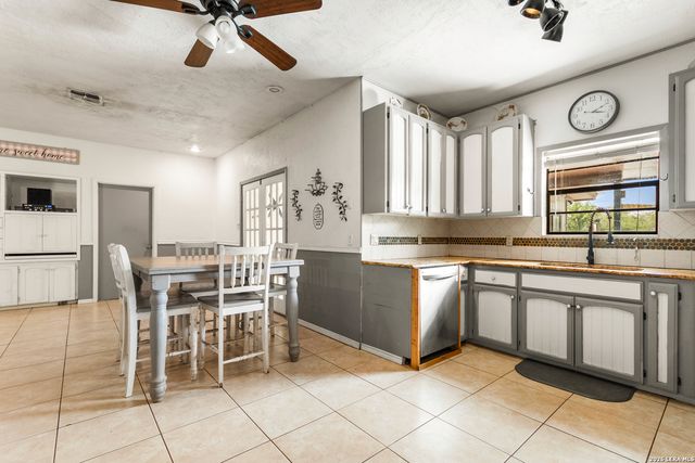 1882 DEER TRL, Floresville, TX 78114
