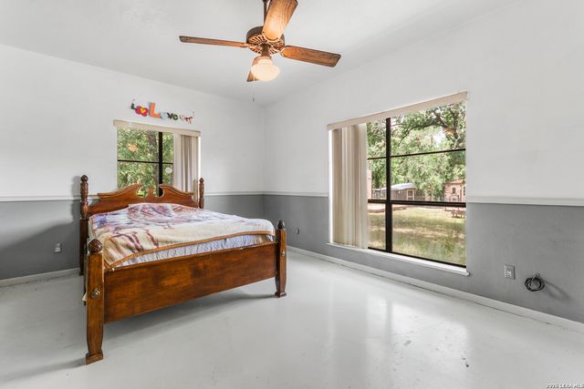 1882 DEER TRL, Floresville, TX 78114