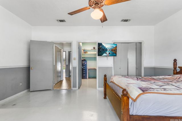 1882 DEER TRL, Floresville, TX 78114