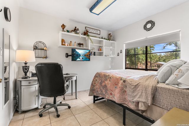 1882 DEER TRL, Floresville, TX 78114