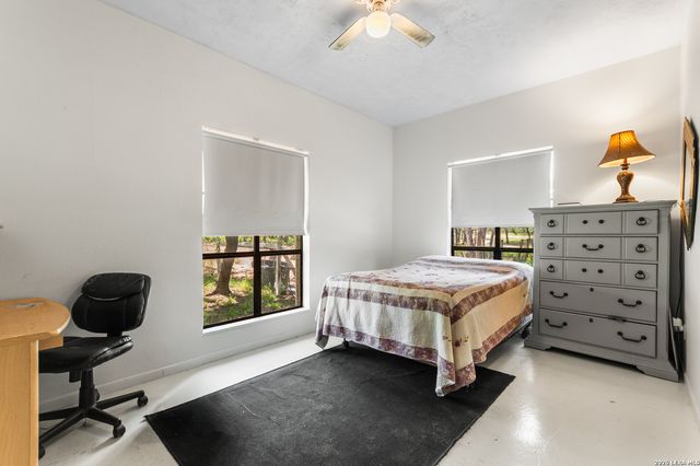 1882 DEER TRL, Floresville, TX 78114