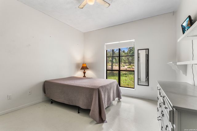 1882 DEER TRL, Floresville, TX 78114