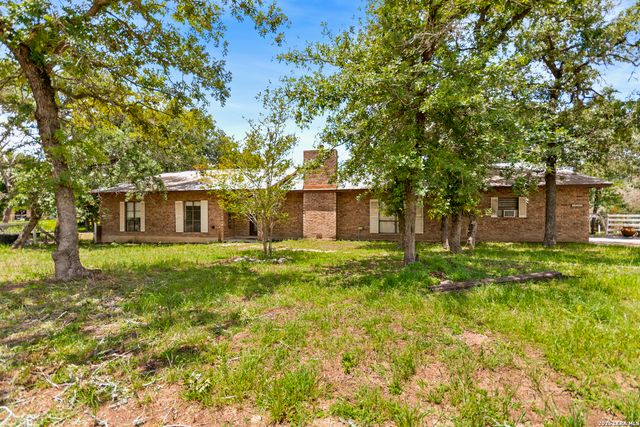 1882 DEER TRL, Floresville, TX 78114