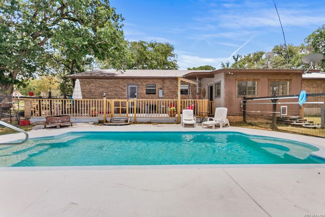 1882 DEER TRL, Floresville, TX 78114