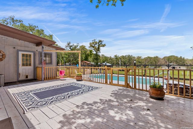 1882 DEER TRL, Floresville, TX 78114