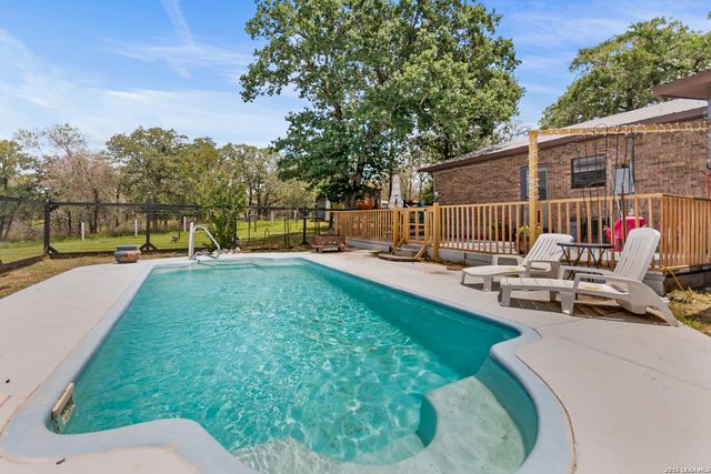 1882 DEER TRL, Floresville, TX 78114