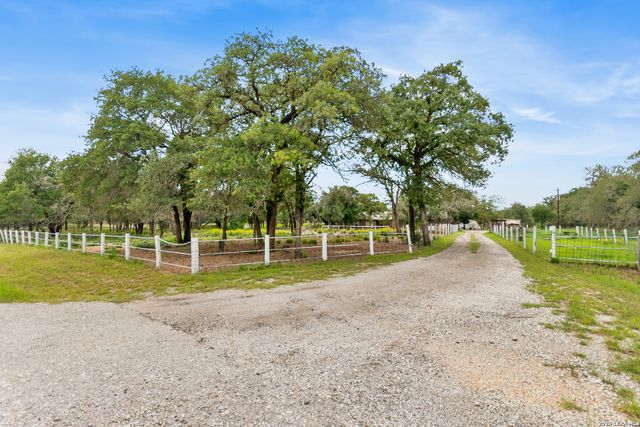 1882 DEER TRL, Floresville, TX 78114